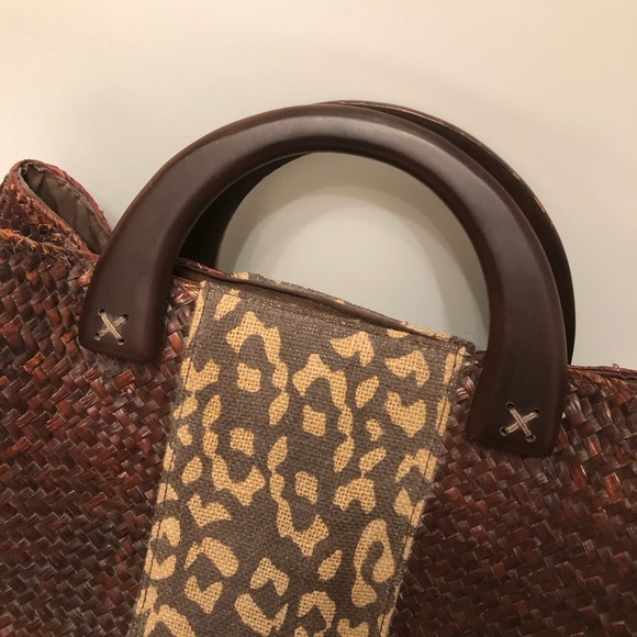 Elegant Brown Palm Leaf Woven Tote with Leopard Accent - Picture 11 of 13